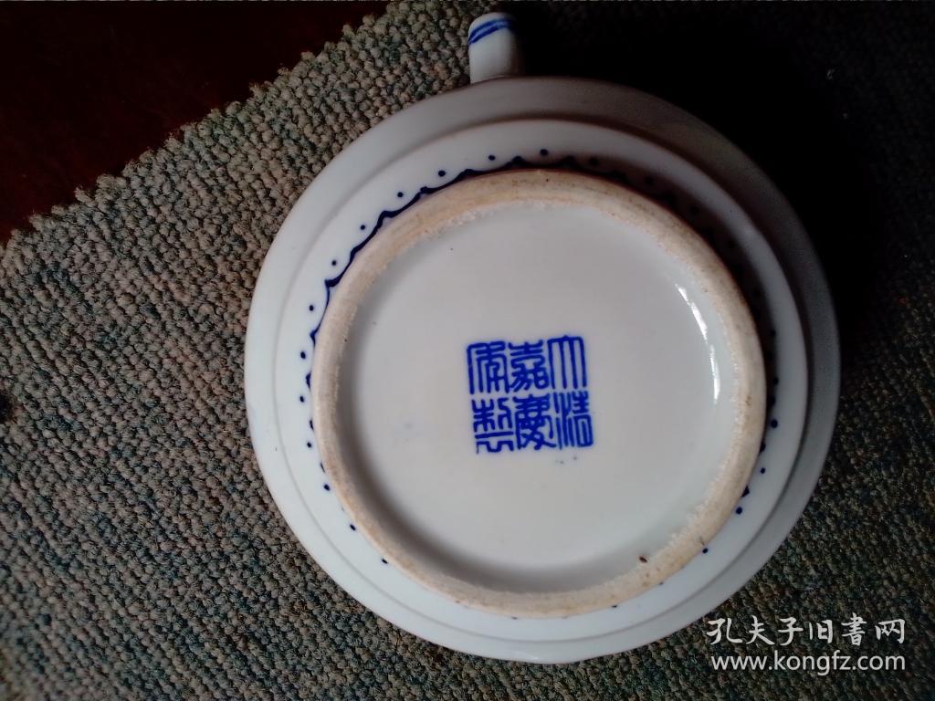 青花滴砚瓷茶壶(荷花)底款"大清嘉庆年制"