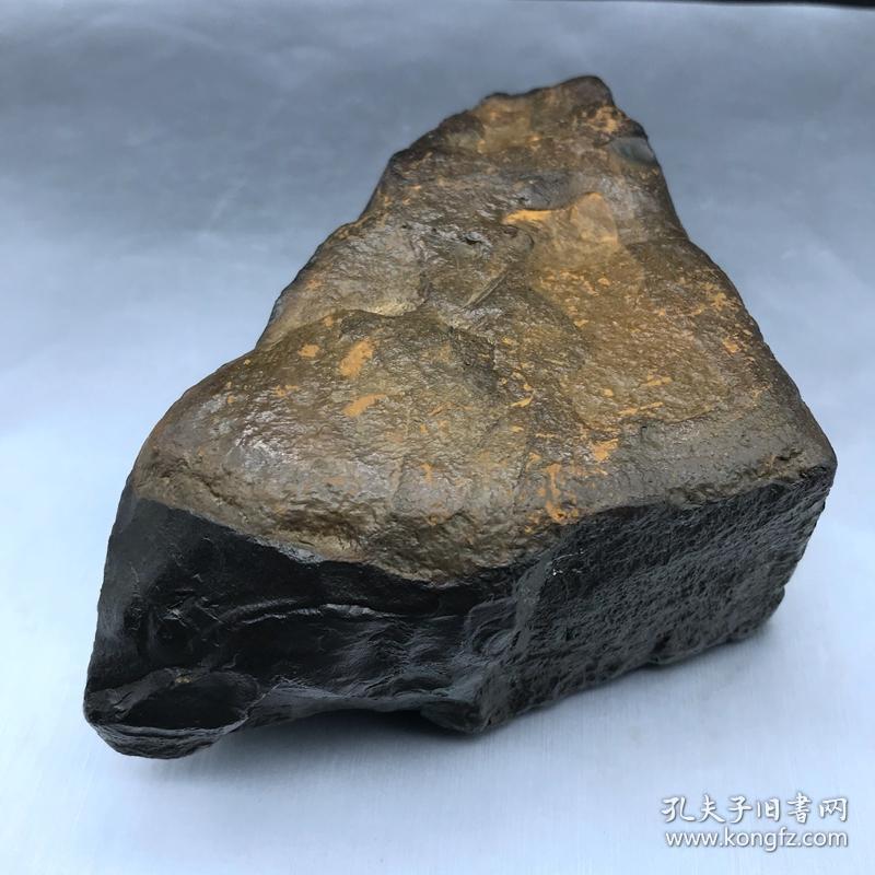 顶级陨石有火烧痕迹,黑金刚陨石,形象特殊,像骆驼,十分难得好看,极为