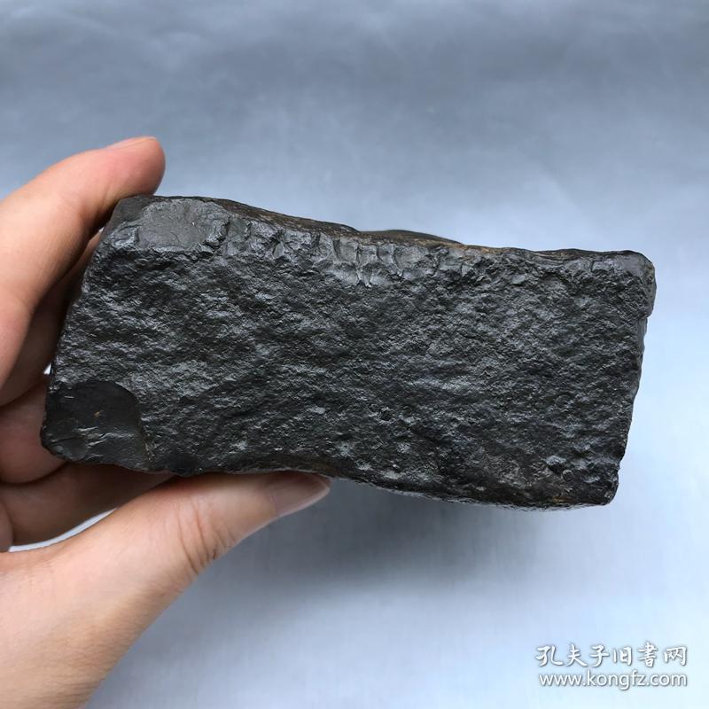 顶级陨石有火烧痕迹,黑金刚陨石,形象特殊,像骆驼,十分难得好看,极为