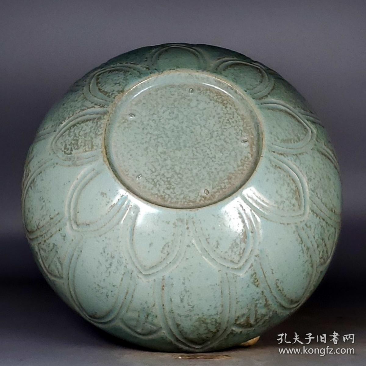 宋汝窑天青釉莲瓣龙纹大碗