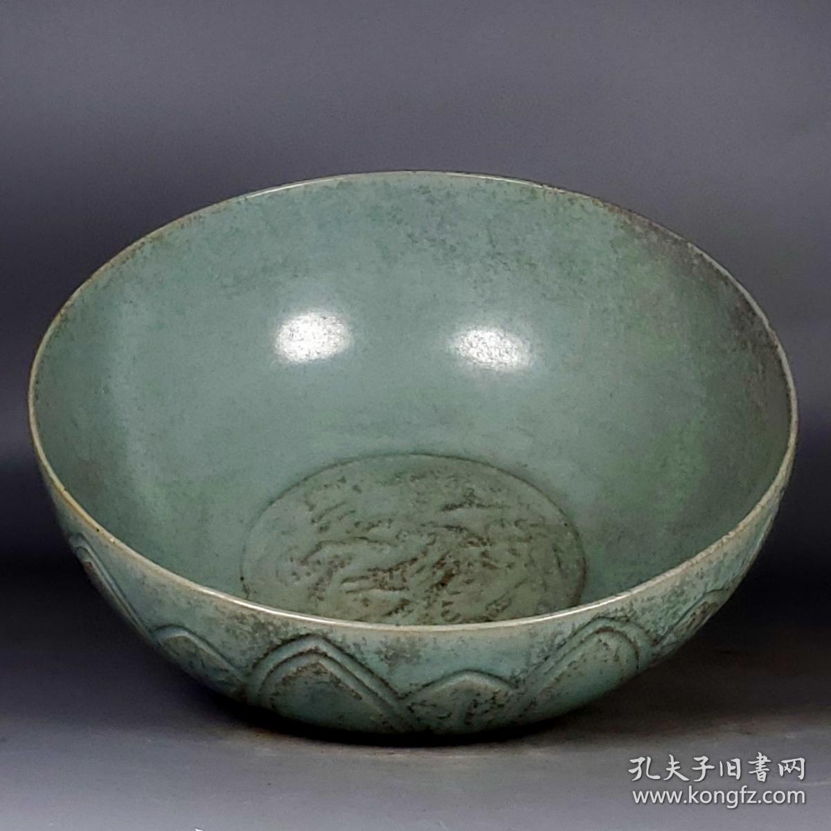 宋汝窑天青釉莲瓣龙纹大碗