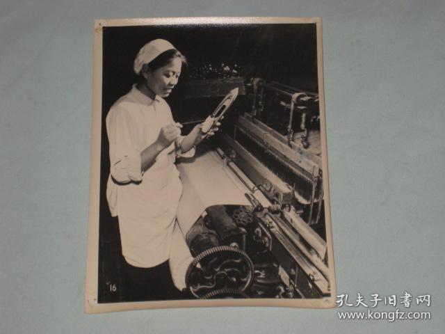 天津国棉工厂织布工人孙桂珍在换梭 巧织女 孙桂珍 新华社麻面厚相纸