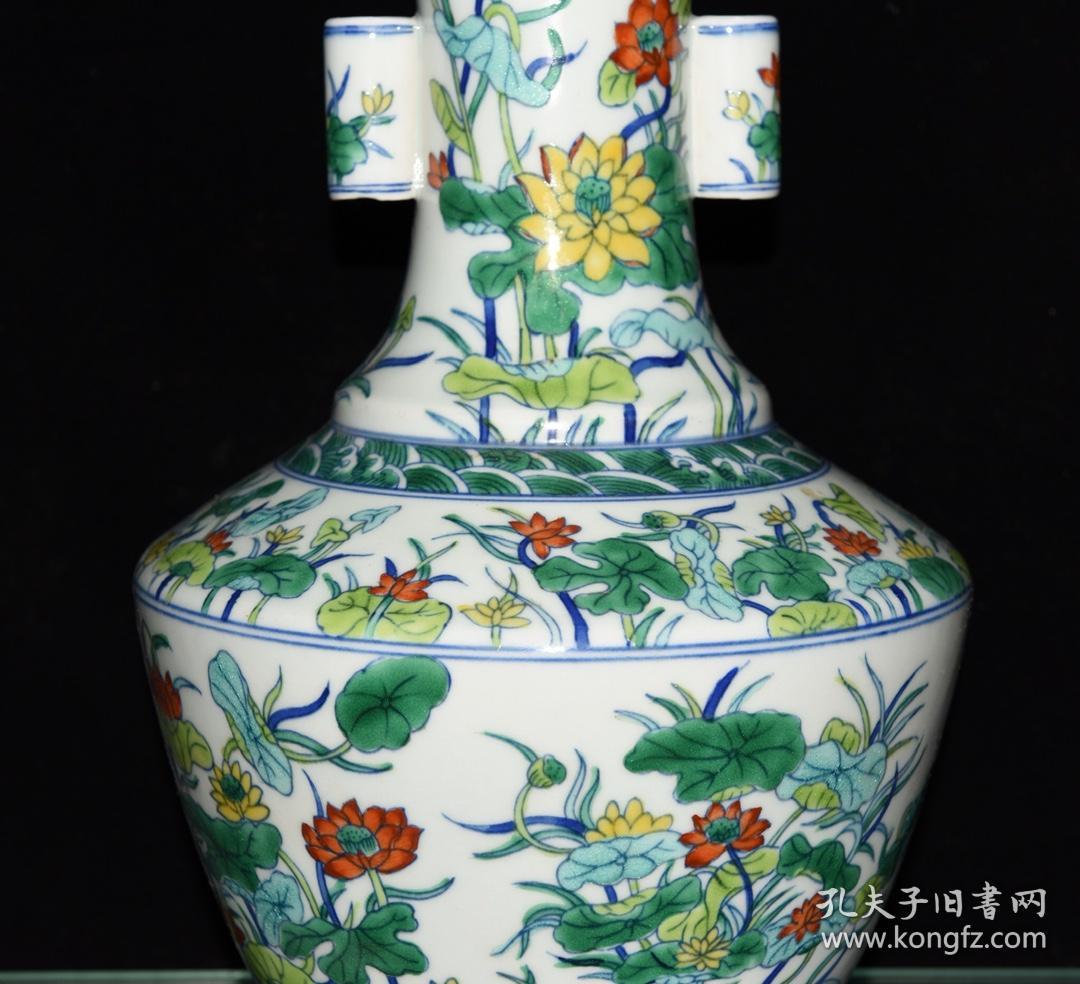 清乾隆斗彩花卉纹贯耳瓶.