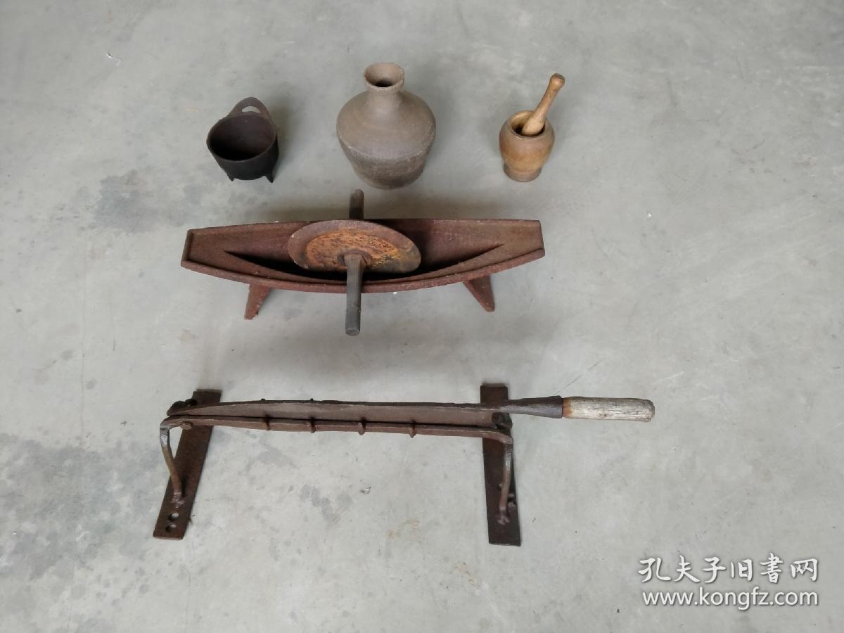老中医馆,中药的工具一套,小铡刀,药捻子,捣药锅,熬药锅,中药瓶,品相
