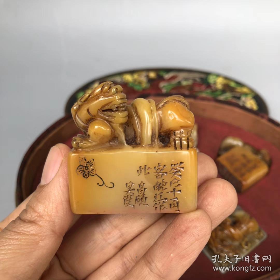 珍藏 篆刻名家吴俊吴昌硕刻寿山田黄冻石瑞兽钮印章一套,手工刺绣龙
