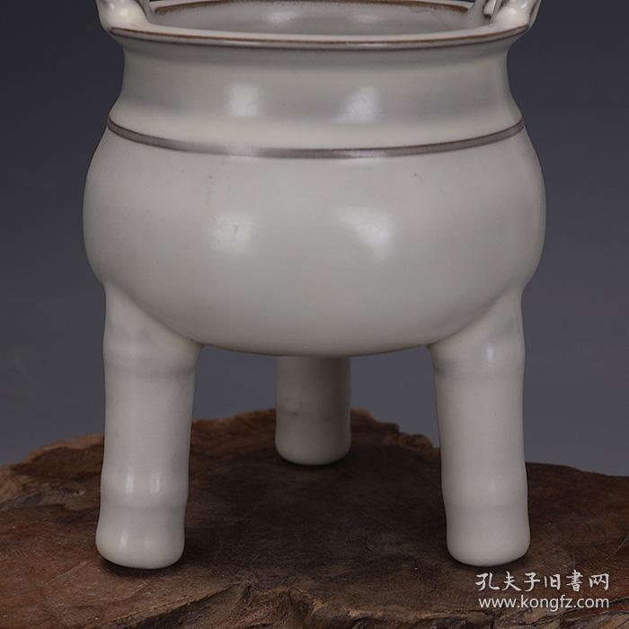 宋代汝窑月白釉铁胎双耳三足香炉