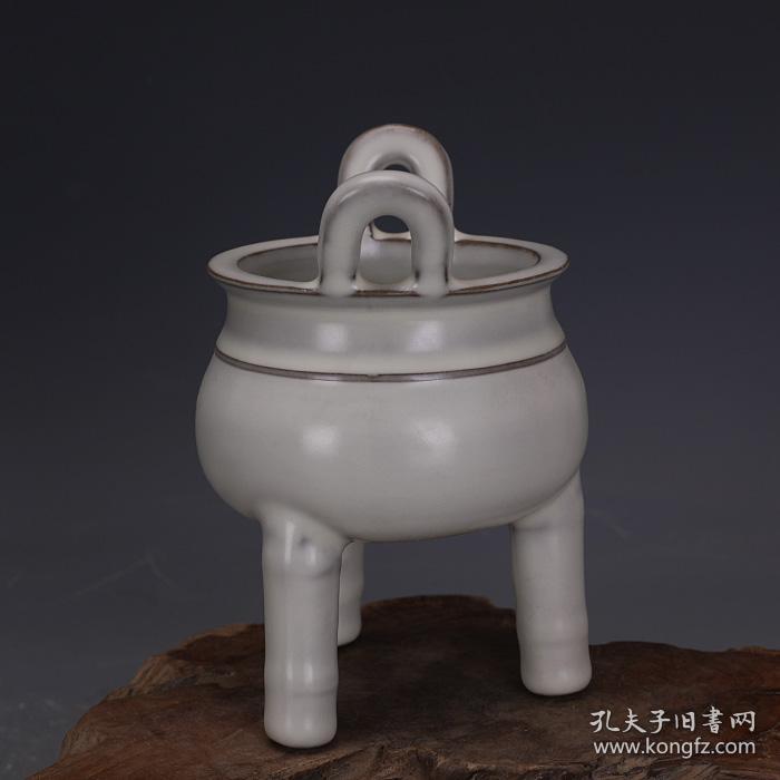 宋代汝窑月白釉铁胎双耳三足香炉