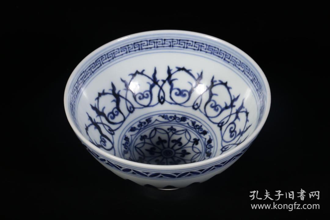 明代青花莲瓣纹鸡心碗