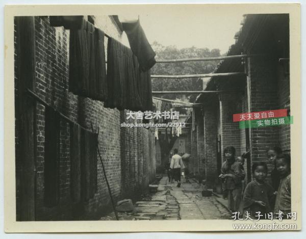 民国南方广州一带狭窄的街道老照片,印染手工作坊晾晒,有儿童好奇观看