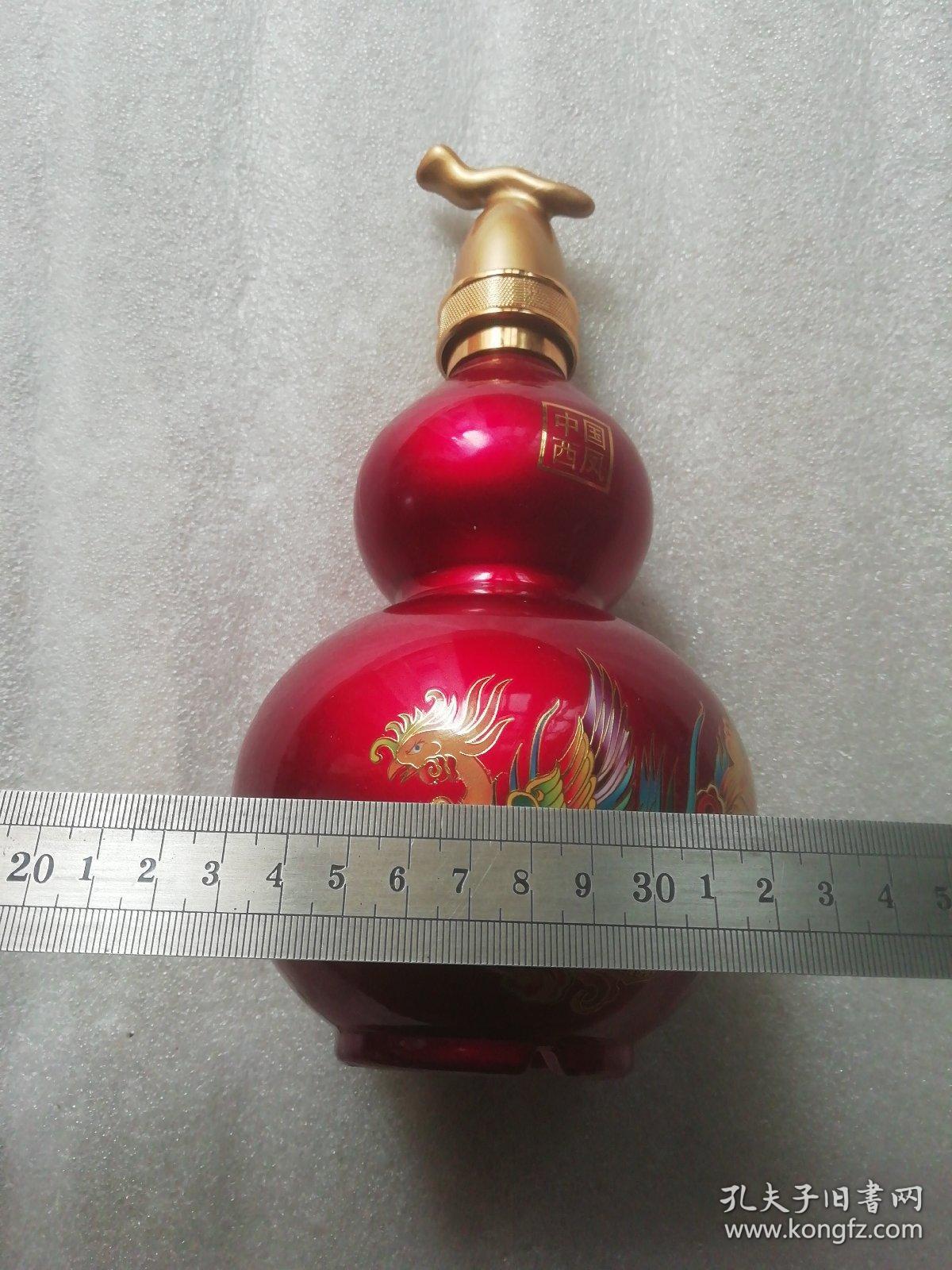 玻璃酒瓶(葫芦形,瓶盖是塑料的)
