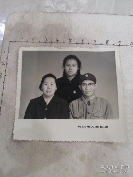 军人家庭三人合照(毛像章)