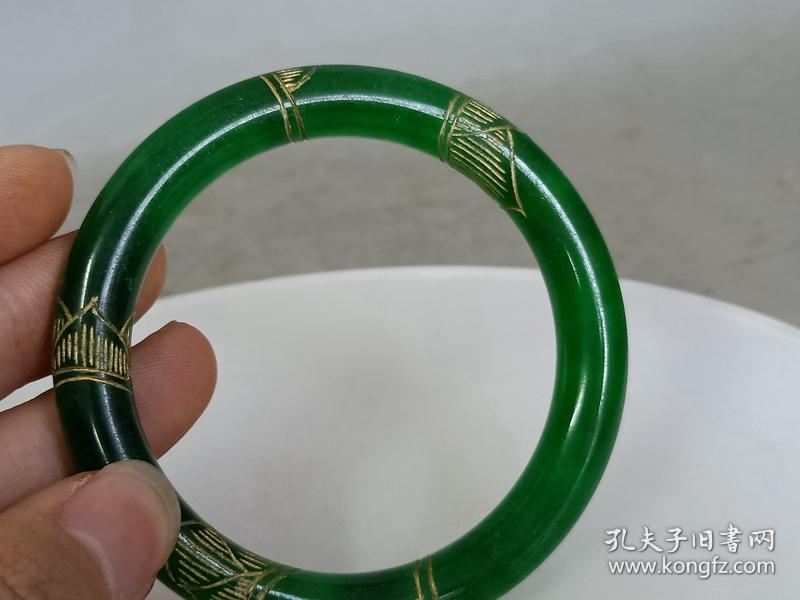 清代传世刻画冰种满绿翡翠手镯