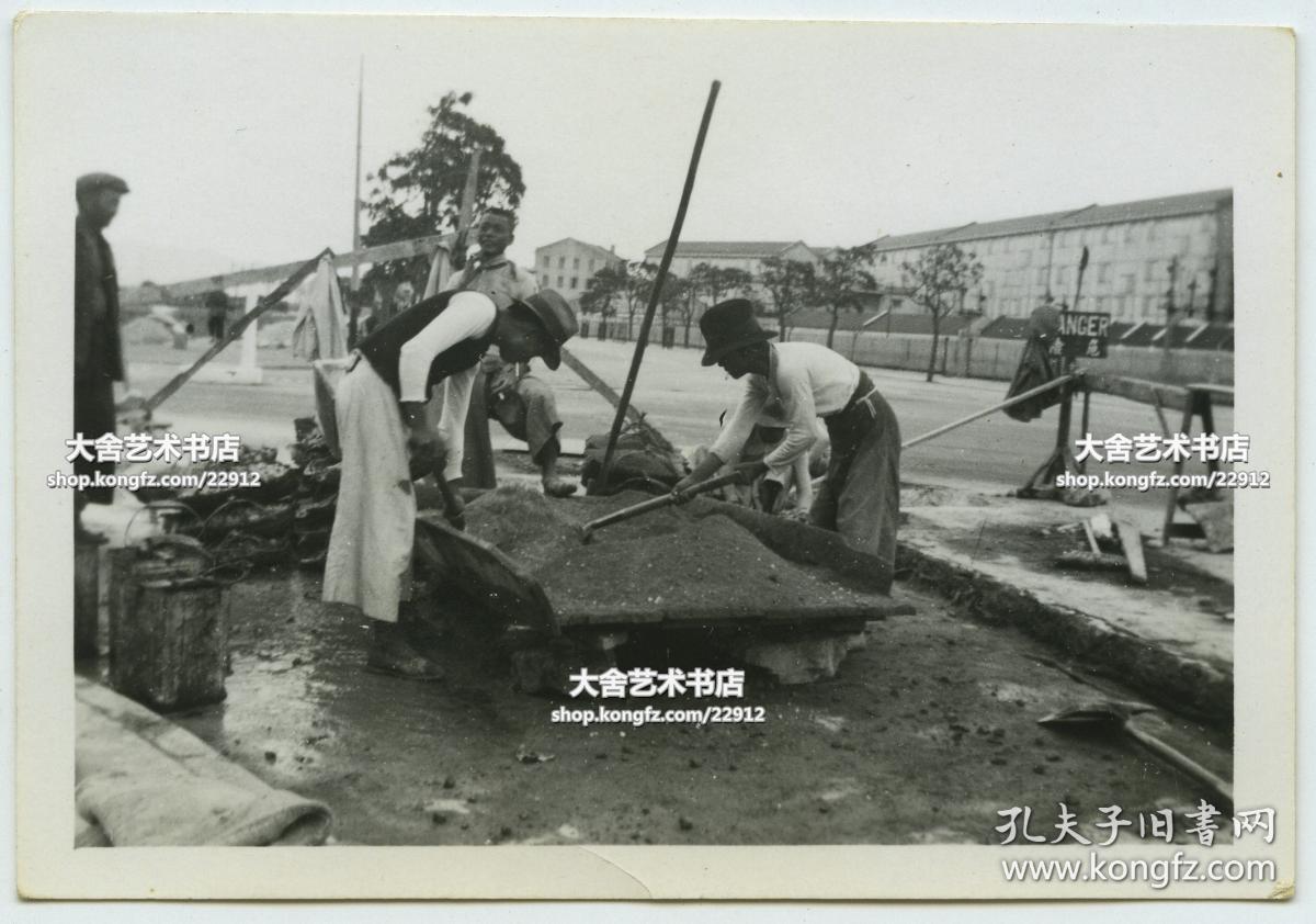 民国时期中国香港一带街头修补道路的工人老照片