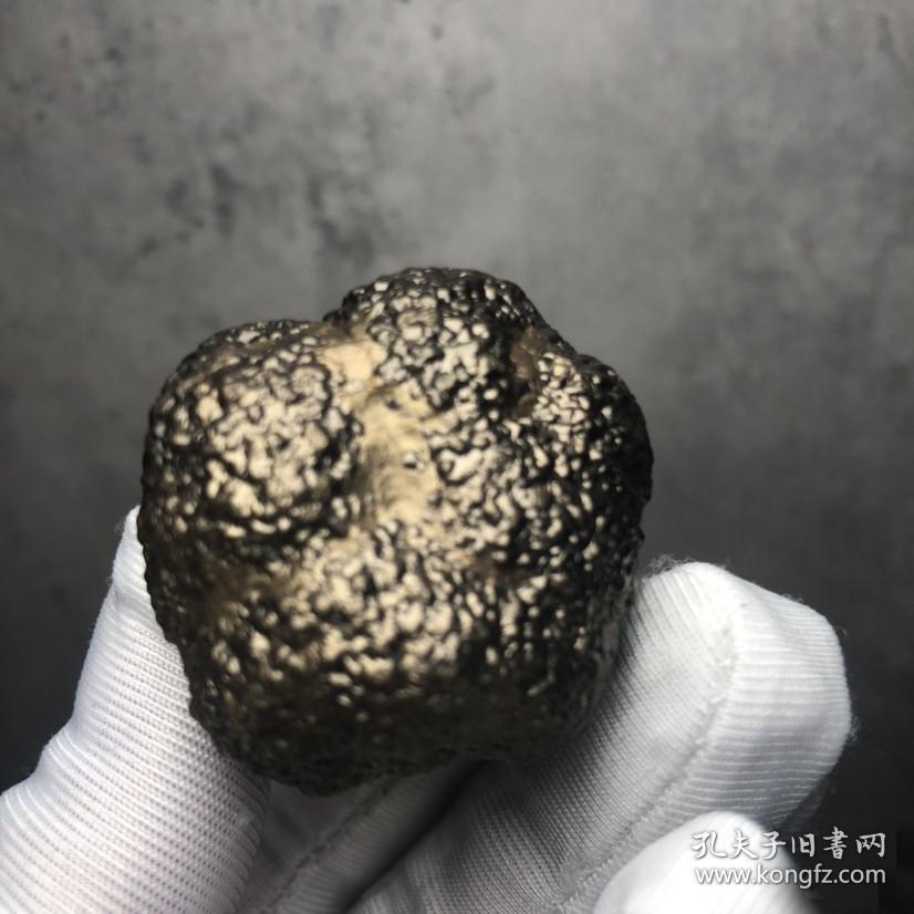 石质细腻坚硬,色泽油润,石型完整,气印熔流明显,真正陨石气孔图片狗头