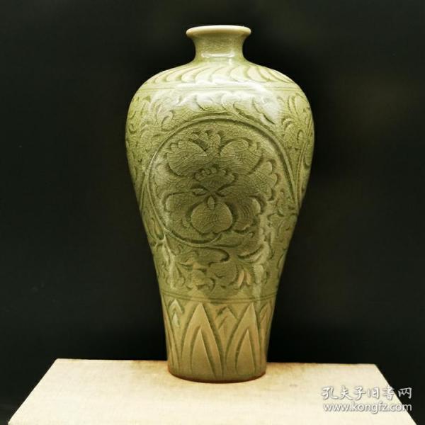 耀州窑青釉刻花梅瓶