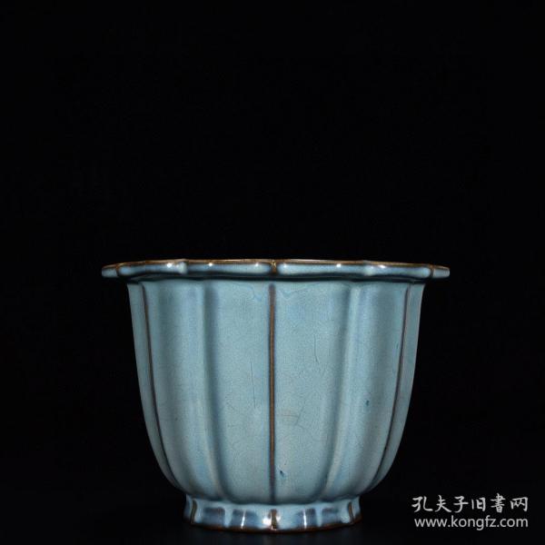 宋钧窑天蓝釉刮楞菱口花盆