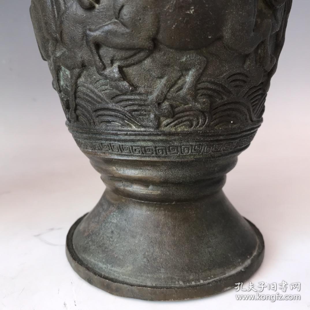旧藏老铜花瓶一对,雕工精湛,包浆老辣,器形端整,品相一流.