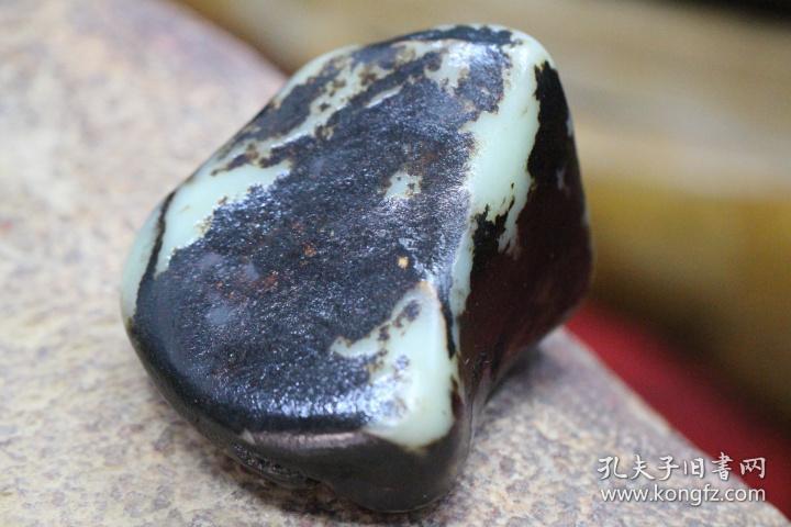 新疆和田玉珍藏级万年黑皮翠色籽料原石黑沁皮色好玉质油细俏色佳