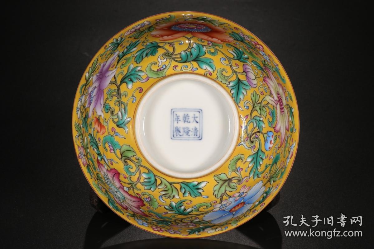 大清乾隆年制款 黄地粉彩花卉五福碗