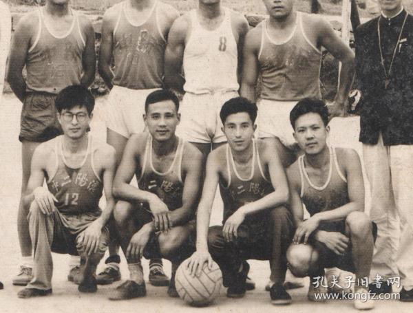 六十年代,武汉汉阳第二中学(汉阳二中)男子篮球队合影