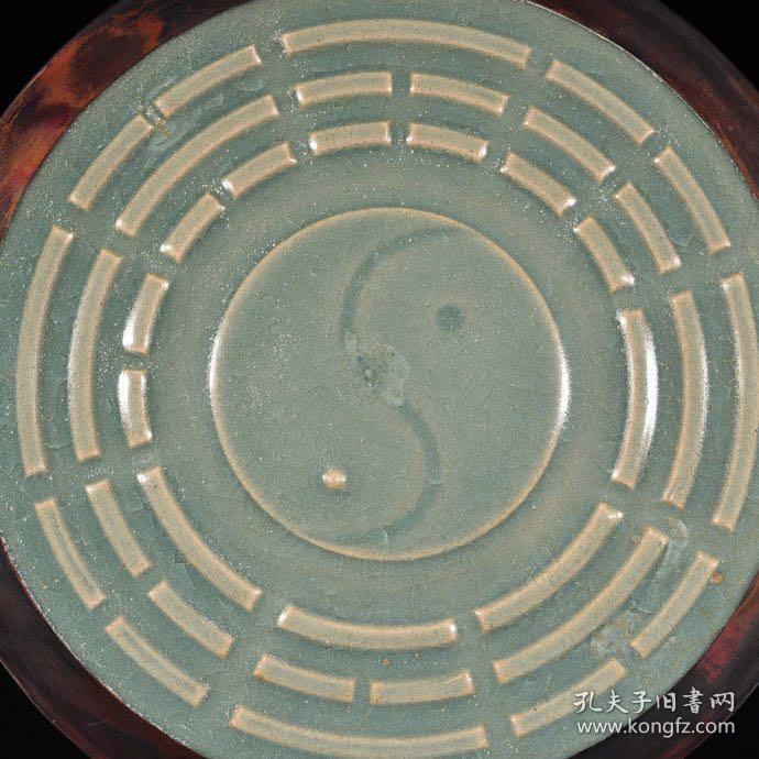 宋汝窑天青釉八卦纹盘镶铜口(乾隆御题铭文)