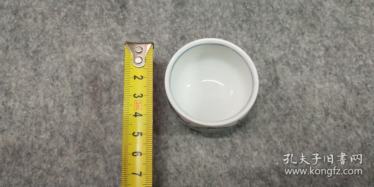 日本精美《青花瓷瓷杯》 杯侧有人物及花卉图等 底部有款 杯口直径5