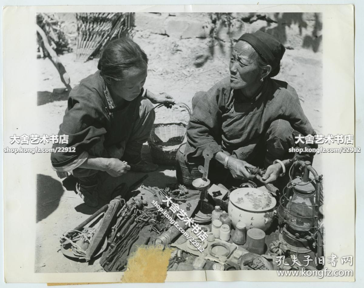 民国1943年7月云南保山市场里做生意的妇女老照片,当时的大背景是十分