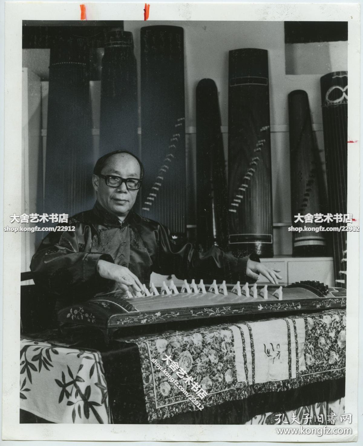 1978年弹奏古筝乐器的音乐家老者,古筝一代宗师—梁在平老照片,出生
