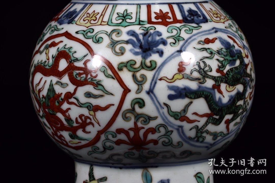 "大明万历年制"款斗彩缠枝龙纹花觚一对 尺寸:直径13.