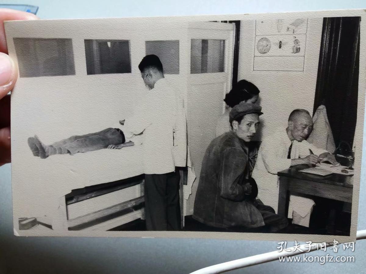 解放初50年代:上海江阴路联合诊所内科诊察场景 老照片1张
