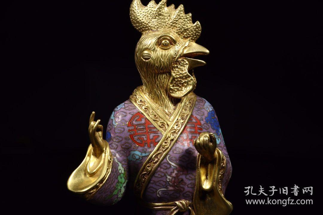 十二生肖各具神态,鎏金兽首人身,身着各色掐丝珐琅蝠团寿纹交领衣,惟
