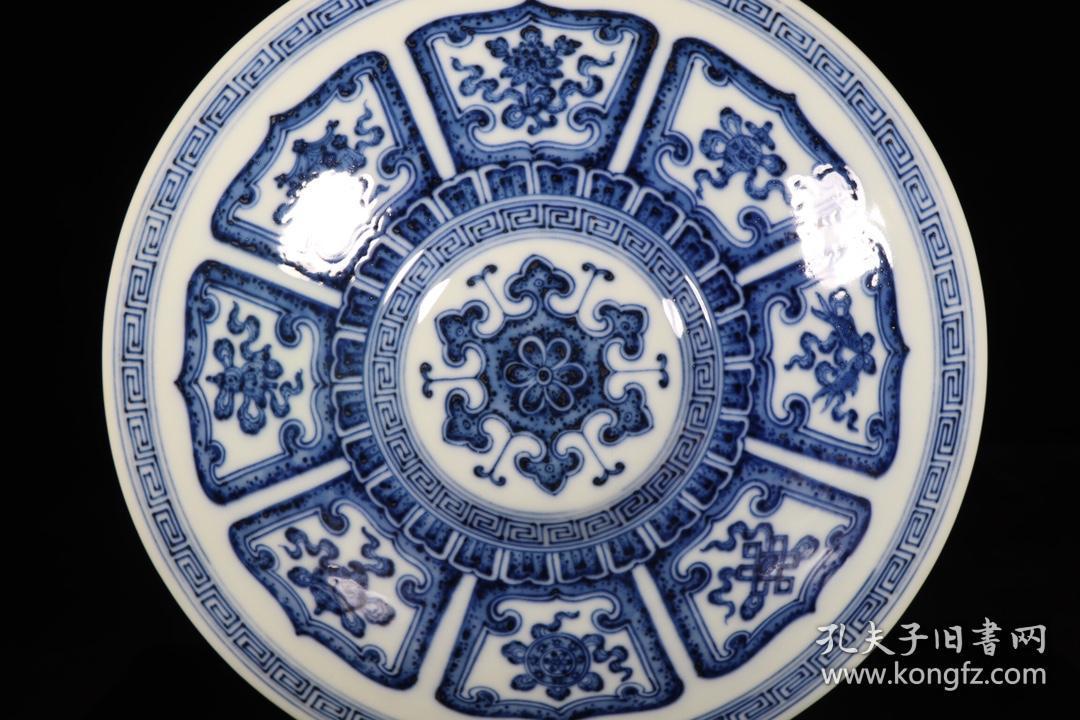 清乾隆,青花缠枝花卉纹开光八宝纹抱月瓶尺寸:高35cm宽宽26.