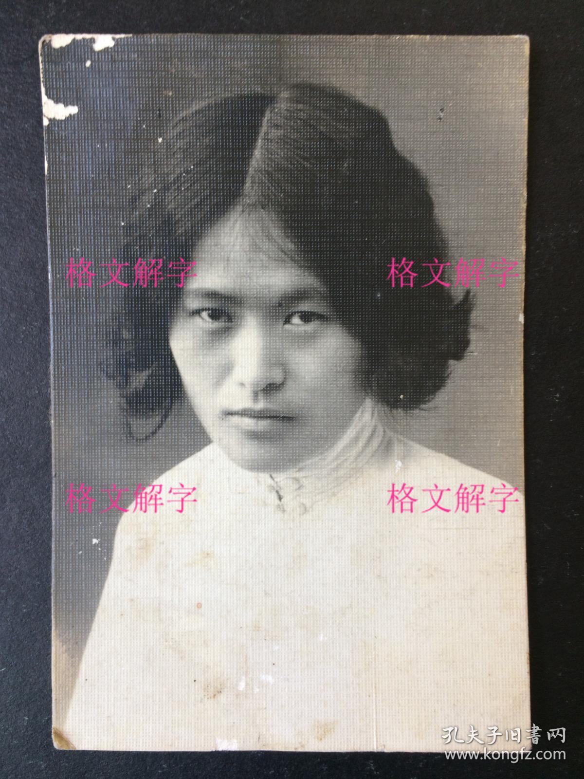 民国老照片:美女学生——慈英.照相馆布景.淑芑(谭淑芑)学友存念.