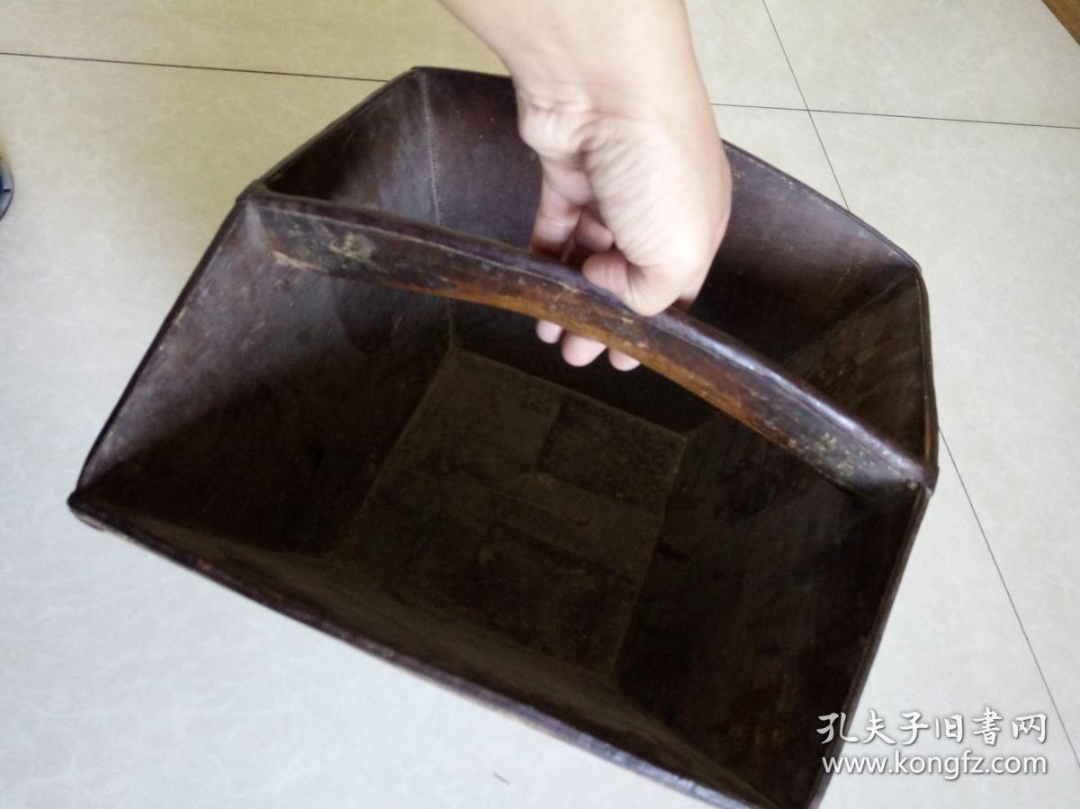 斗是历史上称量粮食的容器,有私斗,市斗,官斗,官斛等实物.