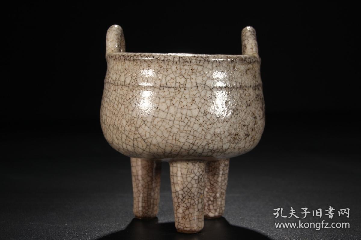宋 哥窑三足双耳朝天炉.高11cm,耳距8.1cm.