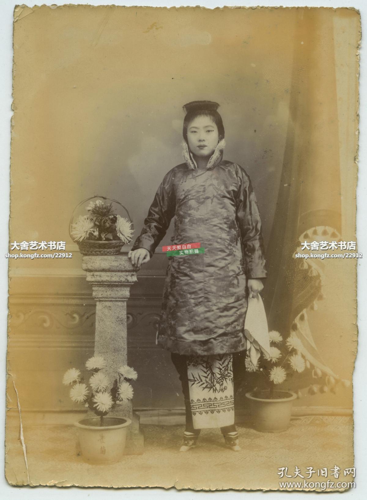 清末照相馆拍摄北方穿棉旗袍,小脚三寸金莲女人站立像老照片一张,14.
