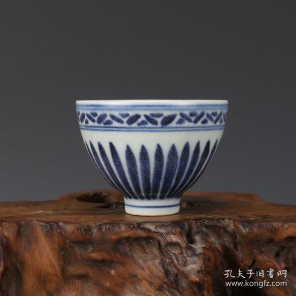 明永乐青花柴窑菊瓣纹鸡心杯