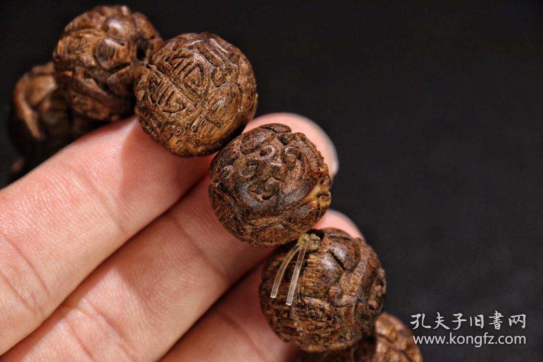 清代【老沉香「螭虎团寿纹」圆珠手串】