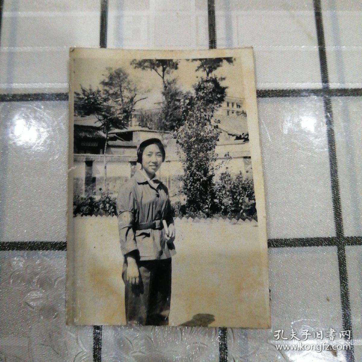 美女红卫兵照片(佩戴毛像,拿毛选,扎皮带)
