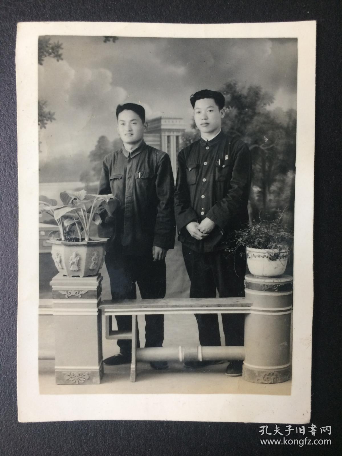 2张合拍 1959年老照片 人物合影 花盆好看 帅哥合影