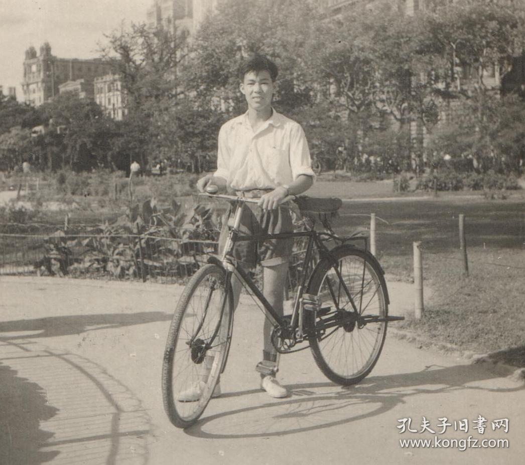 1961年上海外滩老照片,骑自行车留念老照片