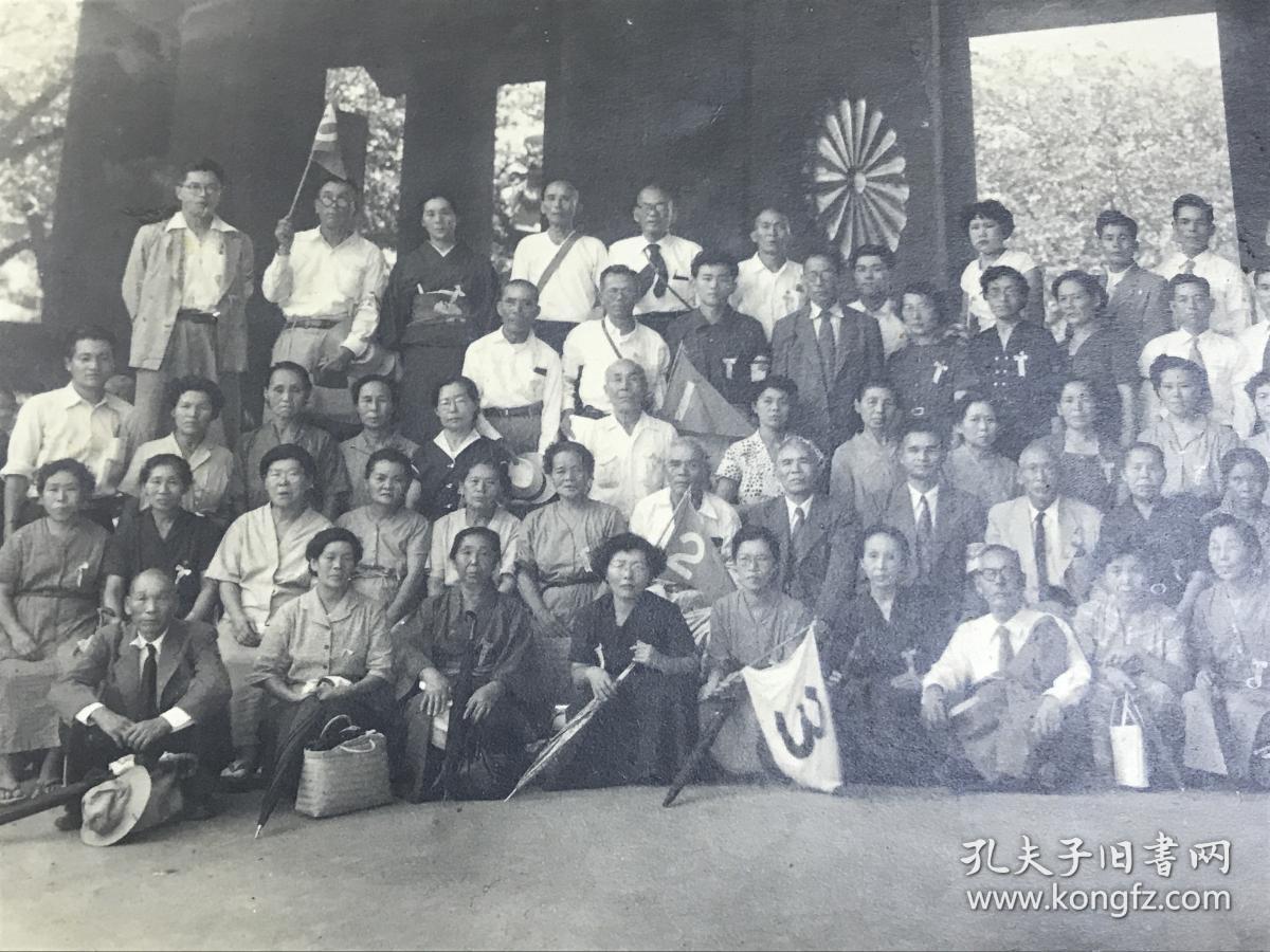 昭和时期,1954年(昭和二十九年)皇宫大门前合影大照一