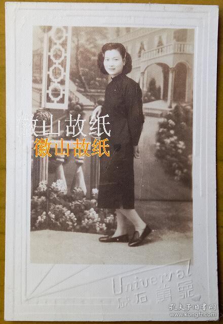 民国老照片:民国烫发美女,照相馆布景摆照.