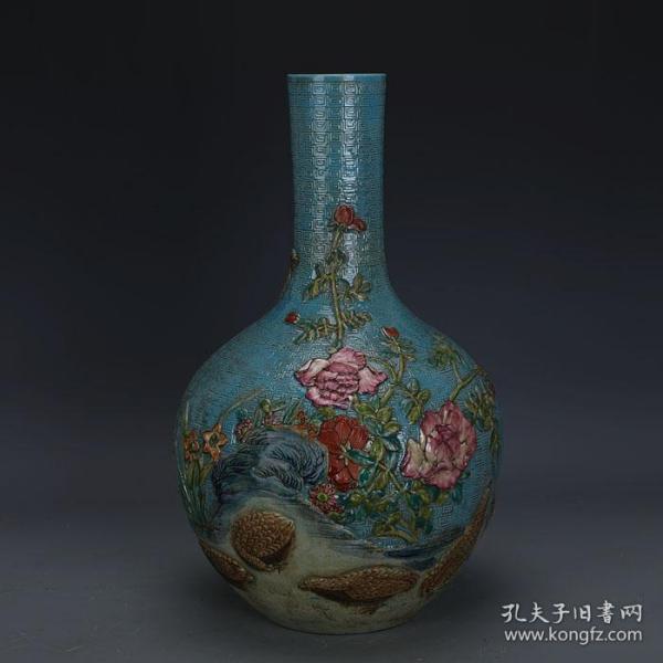 清代乾隆款浮雕安居乐业粉彩天球瓶