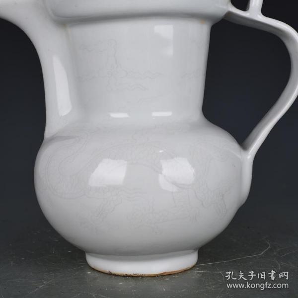 明永乐甜白釉刻龙僧帽壶
