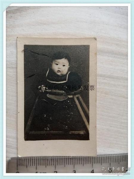 黑白照片:小宝宝坐椅留影