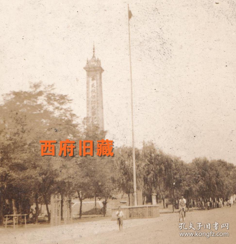 民国或解放初成都老照片,成都人民公园辛亥保路纪念碑下的开阔广场