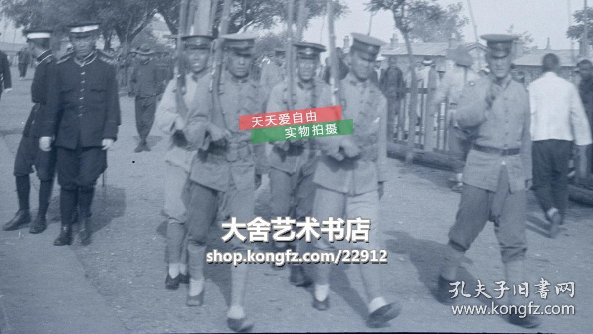 民国1925年5月驻守在北京南口火车站月台上的北洋军阀士兵和铁路警察