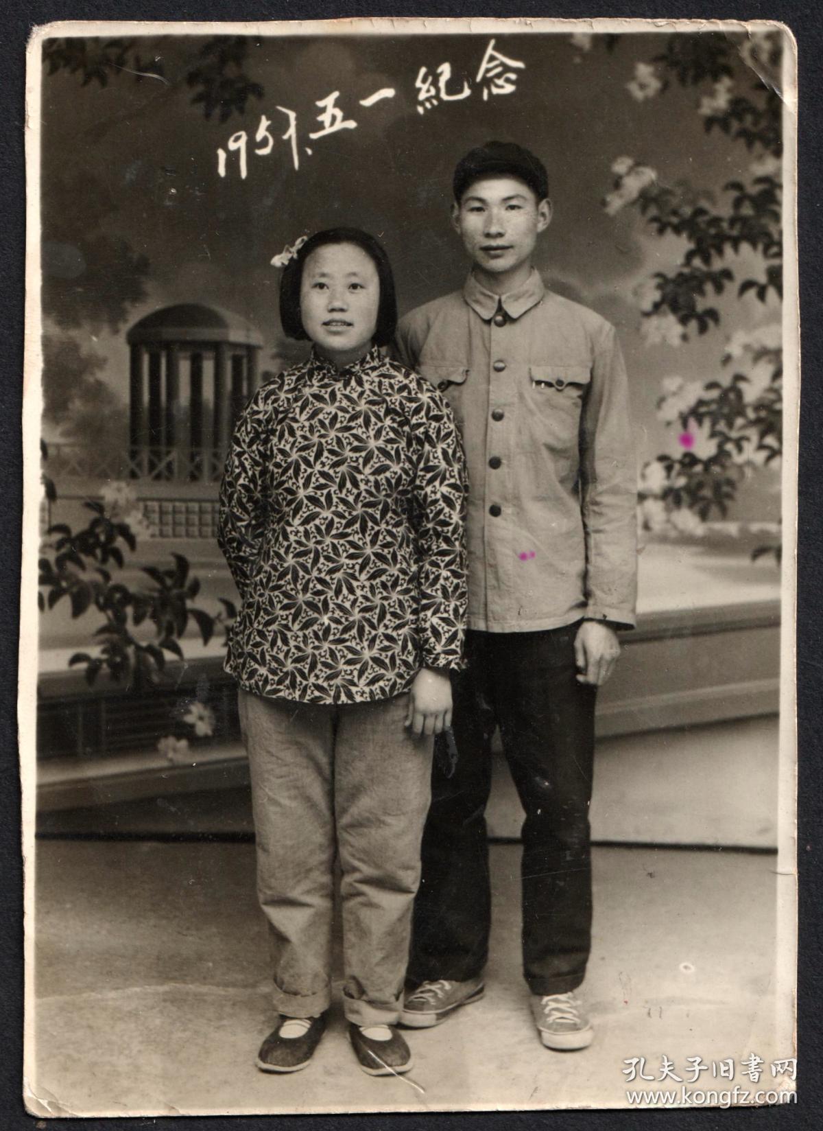 1957年老照相馆布景照,五一劳动节纪念,情侣合影老照片