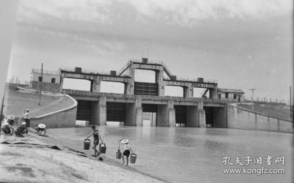 1975前后安徽画报长型底片一张:霍邱县城西湖附近的水利工程